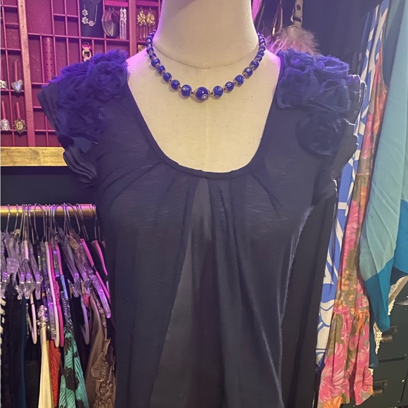 Laquette sleeveless blouse with flowers on the shoulder and silk panel on front - Picture 6 of 7